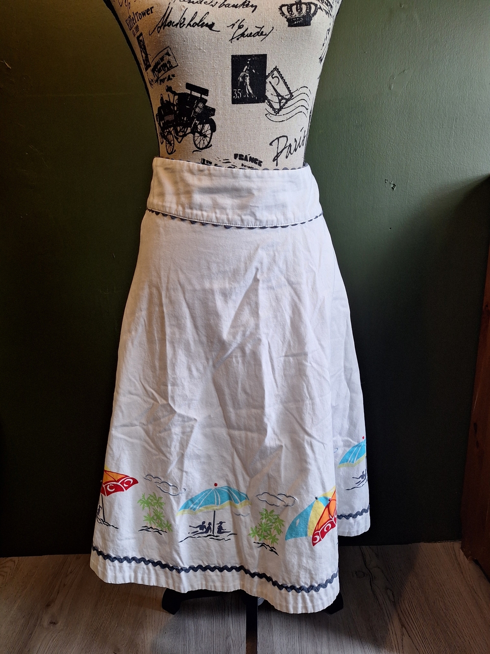 Liz Claiborne White Circle Skirt with Colorful Beach Umbrella Panel